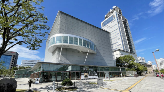 静岡市歴史博物館｜駿府城公園の向かいに建つ白く柔らかな箱｜建録 TATE-ROKU