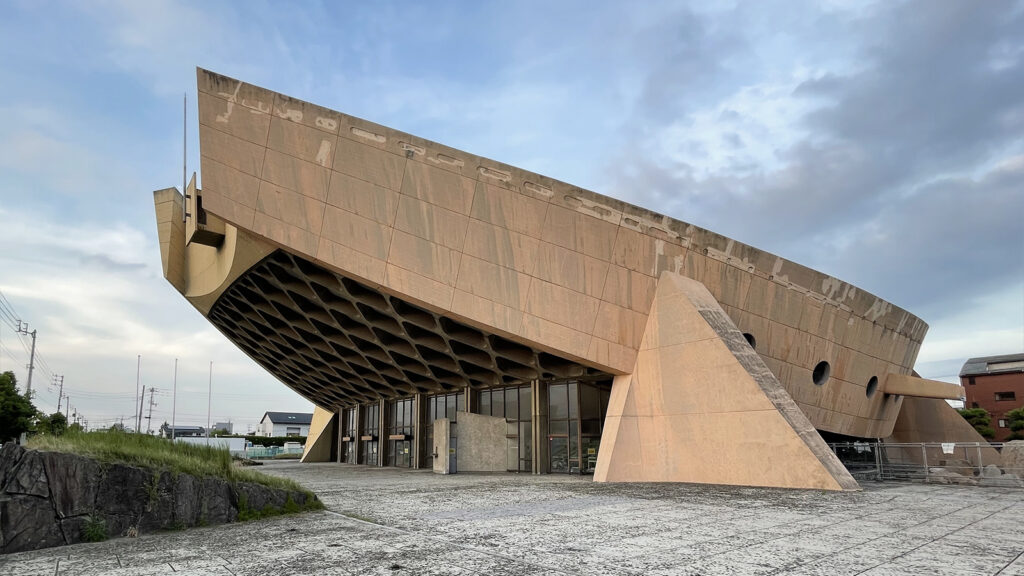 香川県立体育館 外観。「船の体育館」という愛称の通り、建物底面が弓形を描いた船のような形状をしている