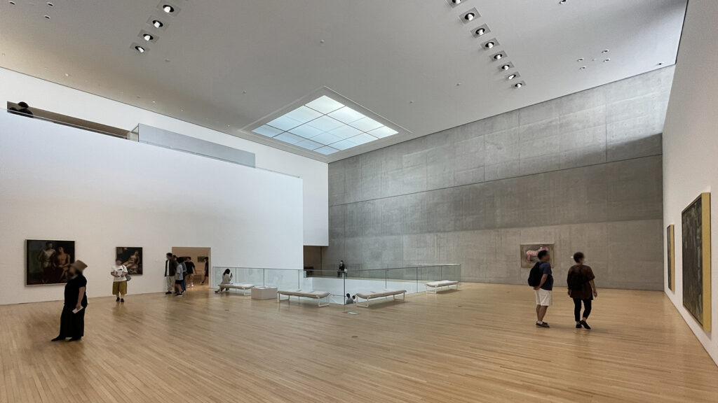 丸亀市猪熊源一郎現代美術館 展示室。各階をつなぐ吹抜や大階段、展示室まで、とにかく大きな空間が続く