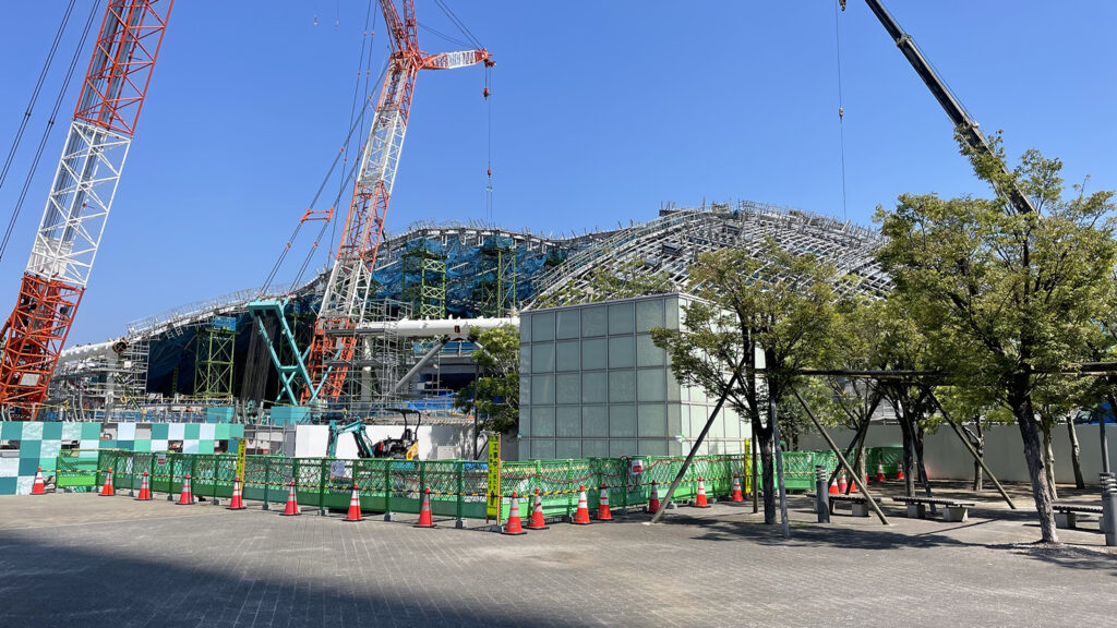 あなぶきアリーナ香川の工事中の写真。高松駅のすぐ傍に建っているため、工事中の様子は多くの人に見守られていのではないか