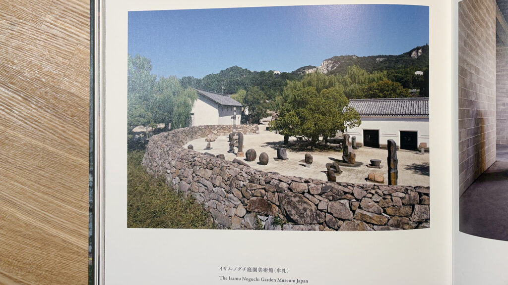 イサム・ノグチ庭園美術館の様子。2021年に開催された展覧会《イサム・ノグチ 発見の道》のカタログ『図録 イサム・ノグチ 発見の道』（朝日新聞社、NHK、NHKプロモーション発行,2021）より