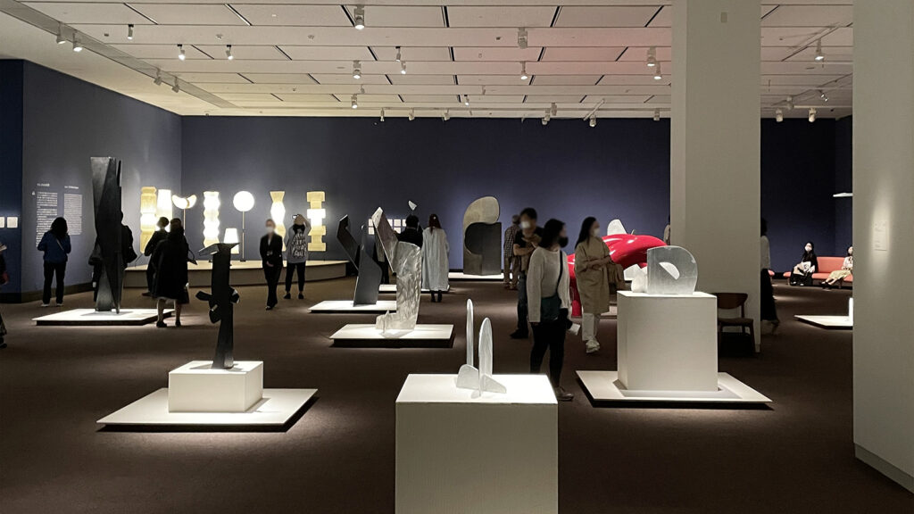 2021年に東京都美術館で開催された展覧会では、通常はイサム・ノグチ庭園美術館に置かれている作品も多く出展されていた