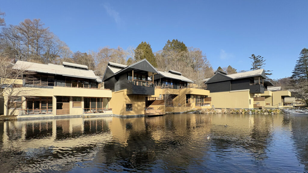 星のや軽井沢。敷地中央に大小の池を中心とする広々とした水景が設けられている