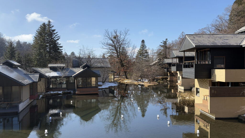 敷地奥から水景を見る。池に面してその変化を間近で感じられる客室も