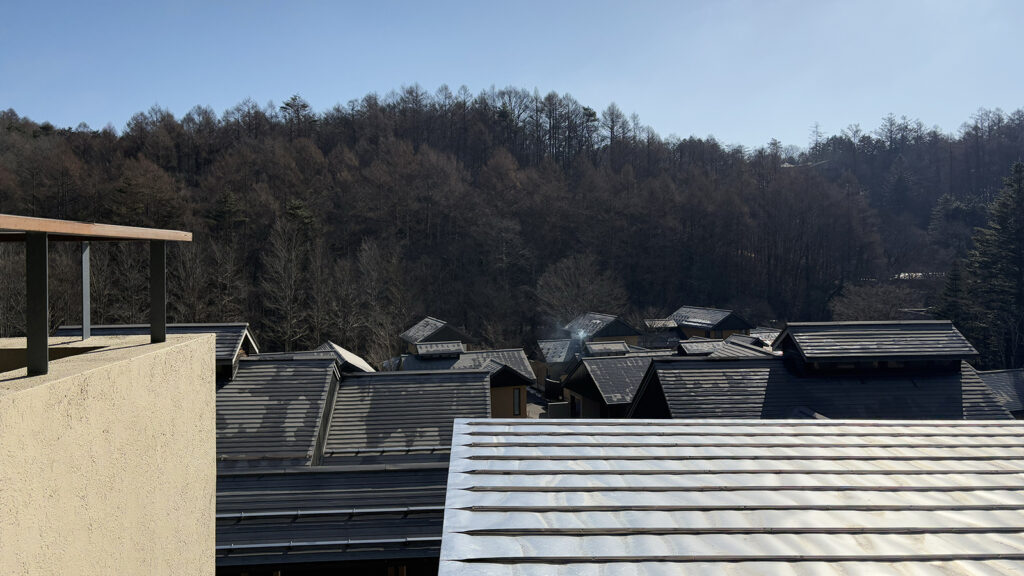 高低差のある敷地の中でも高い土地からの眺め。客室を含む諸施設が集落のように密集して建てられているのがわかる