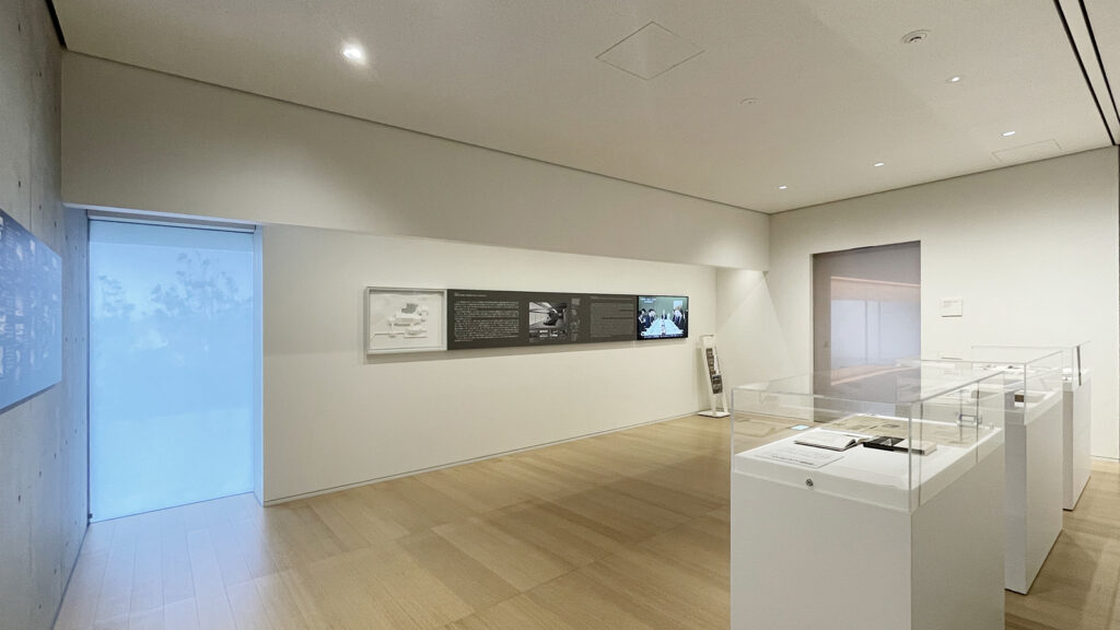 常設展示室。窓の外には屋外の風景がひろがる