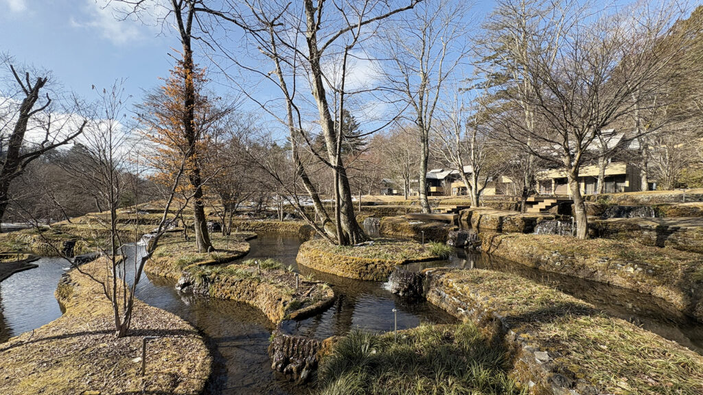棚田を彷彿とさせる水のランドスケープ