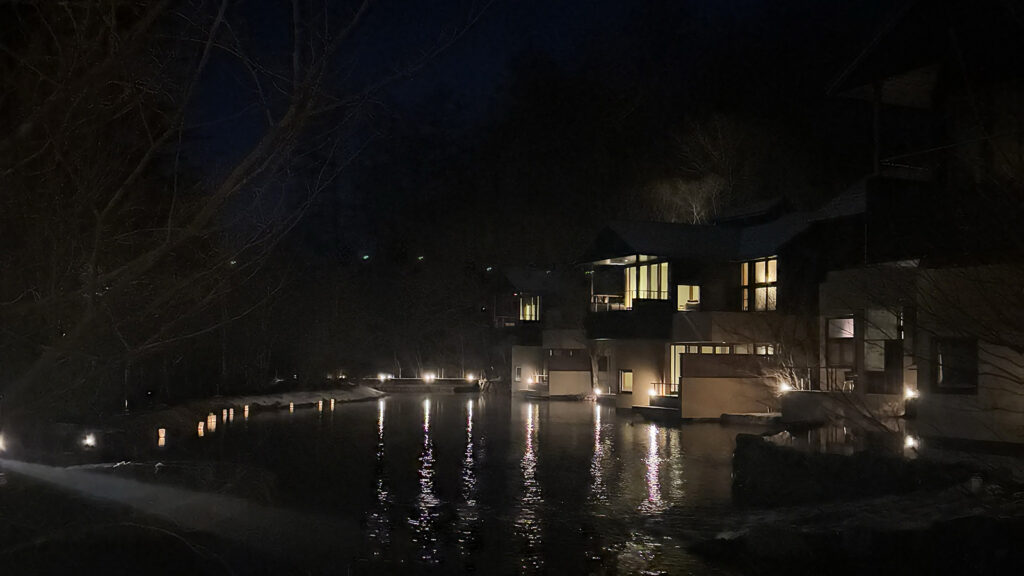 夜の風景。さわやかな昼間の風景とは打って変わって建屋から漏れる光が水景に映る詩的な空間に