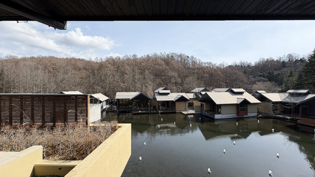 水波の部屋から屋外の風景を眺める。向かいに建つのはスパ棟