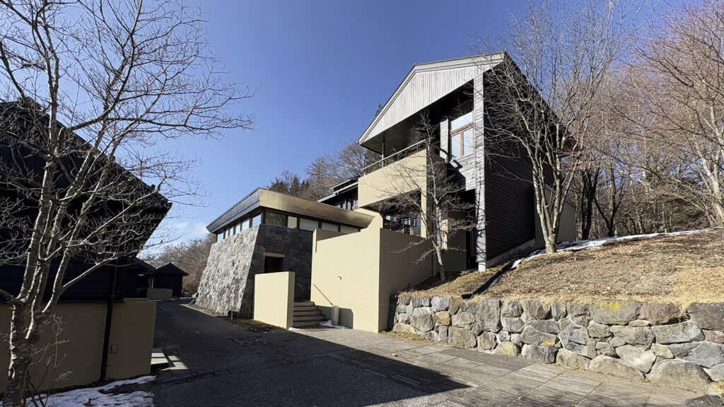 山路地の部屋 外観。水景よりも高い土地に建つ。にぎわいから距離をとった落着きある客室