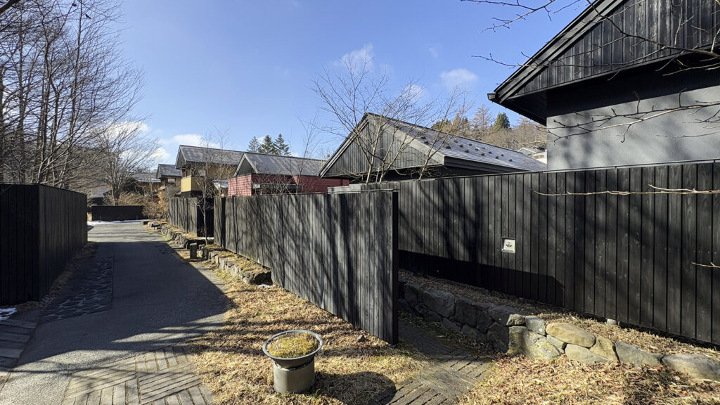 街路地の部屋 外観。その名にふさわしく建屋が密集した路地空間が印象に残る