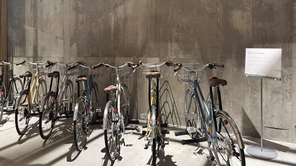 1階エントランス脇に並んだレンタサイクル。宿泊者に限って利用可能のよう