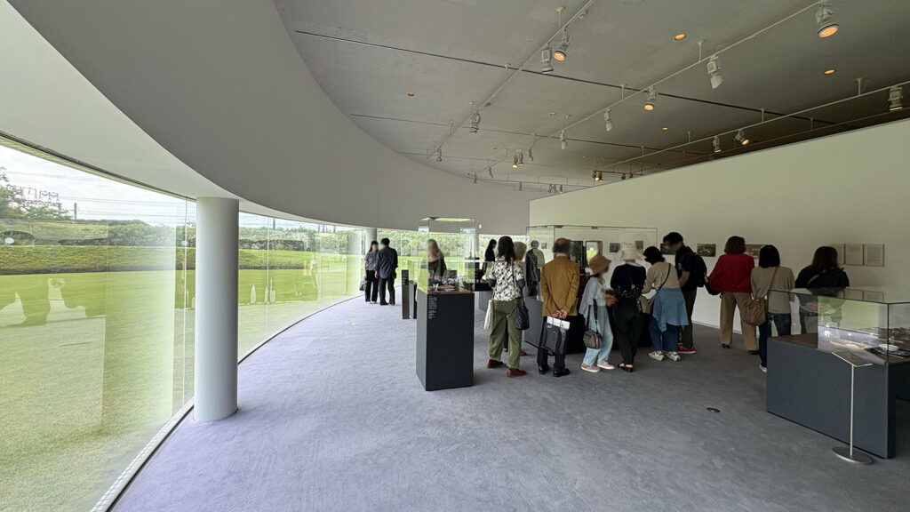 美術展示室。資料展示室とは対照的に、円弧状のミラーガラスから屋外の風景を眺めることができる